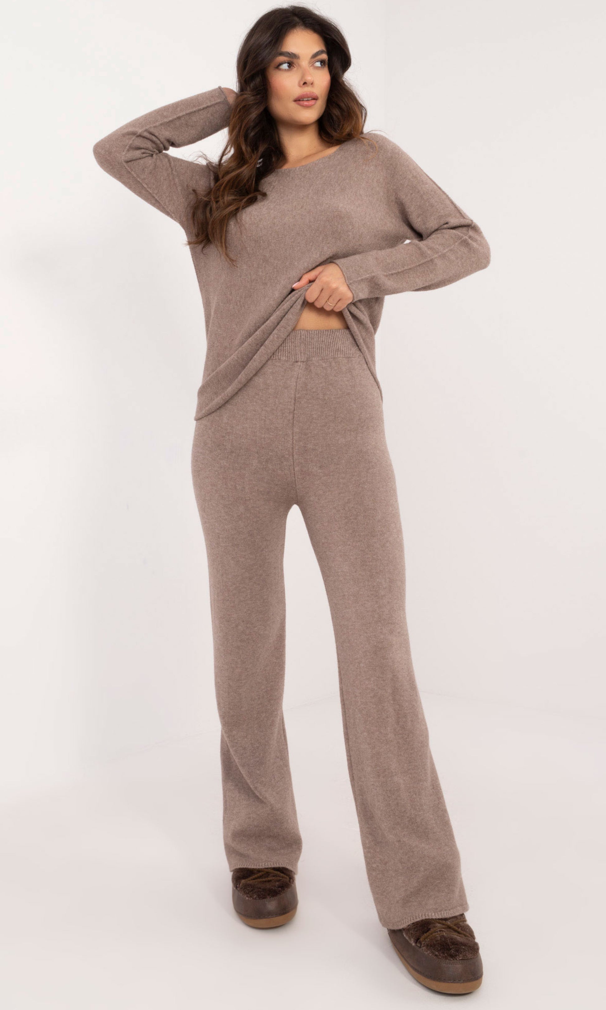 Huispak beige trui en broek 